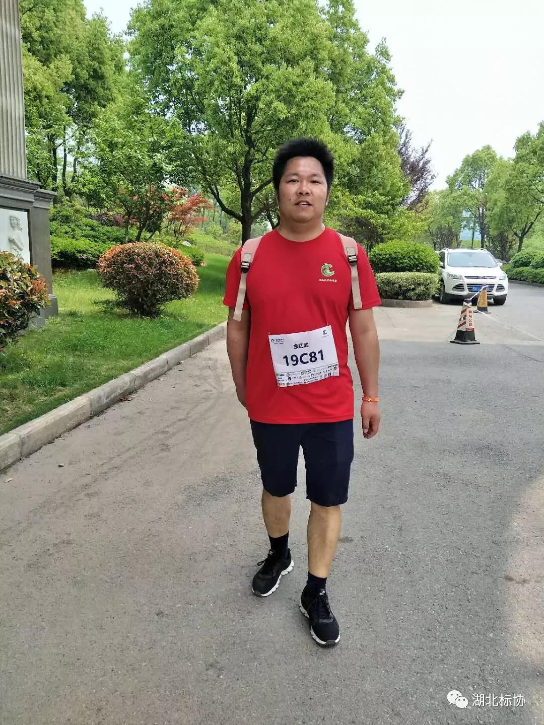(a队)荣誉时刻会长杨俊向群英荟萃队队长唐召军颁发现金红包感悟人生